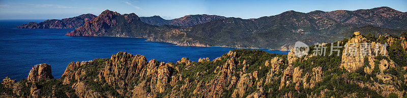 位于法国科西嘉岛西海岸波尔图湾北部的皮亚那Calanche de Piana奇特景观中的岩层。